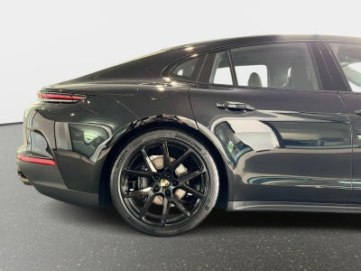 2025 Porsche Panamera 4